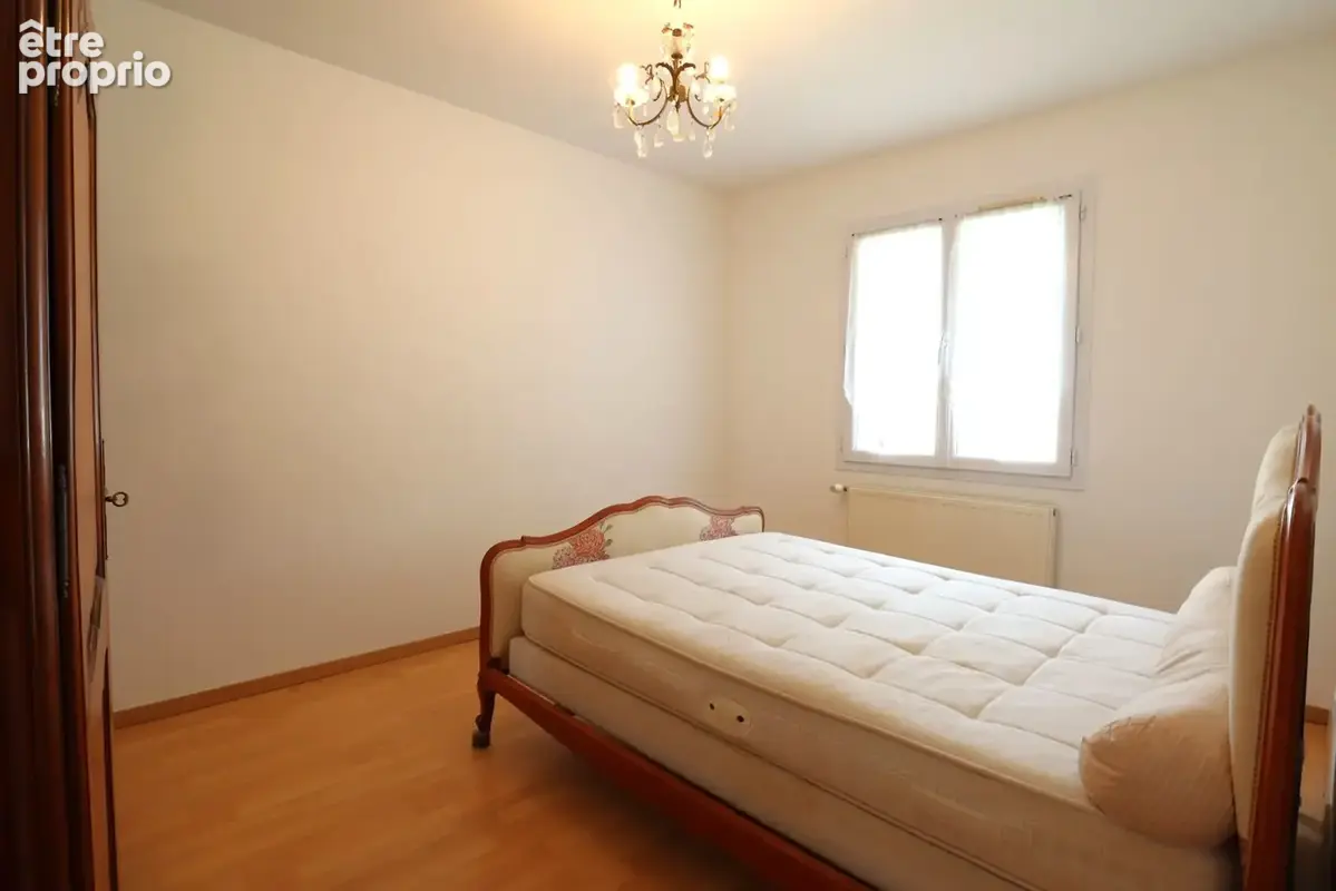 Au CALME, proche CENTRE VILLE et commerces, PLAIN-PIED de 2005 offrant 3 chambres - photo 9