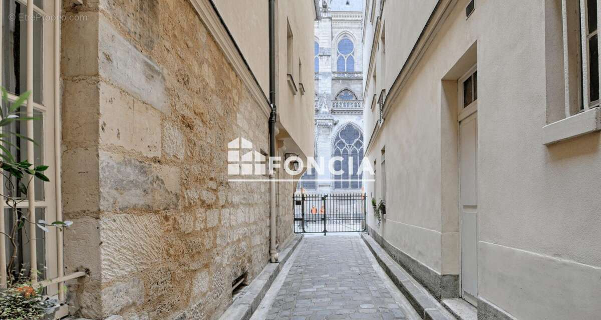 Parking à PARIS-4E