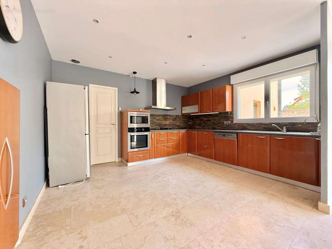 Maison familiale de 195 m² avec T2 indépendant – Calme et potentiel locatif - photo 11