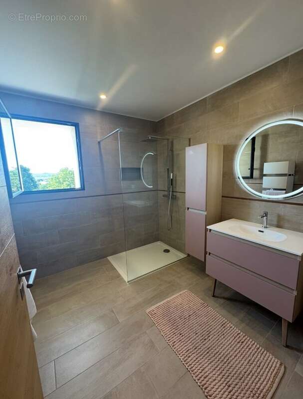 Maison à LAUDUN-L'ARDOISE