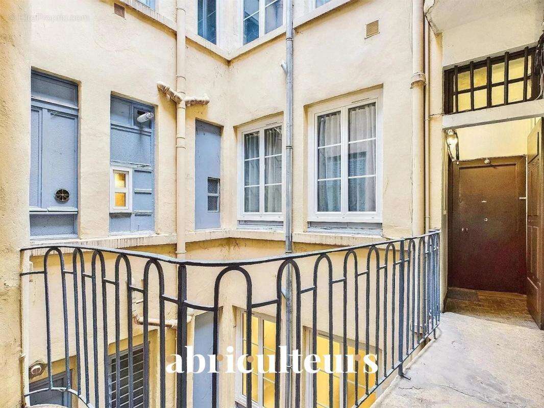 Appartement lumineux de 27 m² à rénover, emplacement d’exception entre Terreaux et Saint-Nizier – Investissement idéal - photo 5