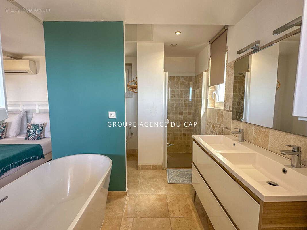 A vendre villa 6 chambres en suite piscine pool house vue mer panoramique sur st-tropez garages et parkings - photo 12