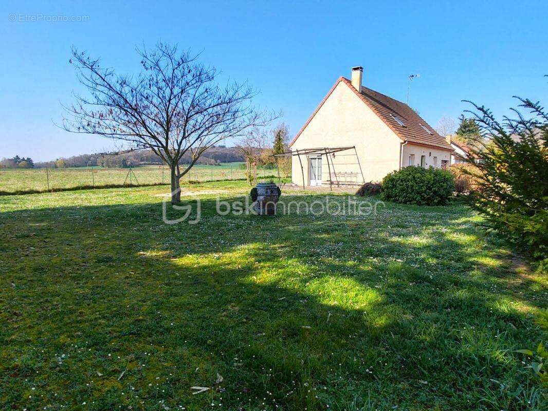 Maison à D'HUISON-LONGUEVILLE