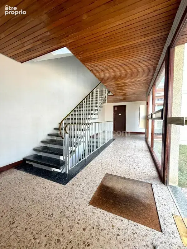Appartement 4 pièces, 3 chambres / balcon / cave / parking / terrain de tennis - photo 2