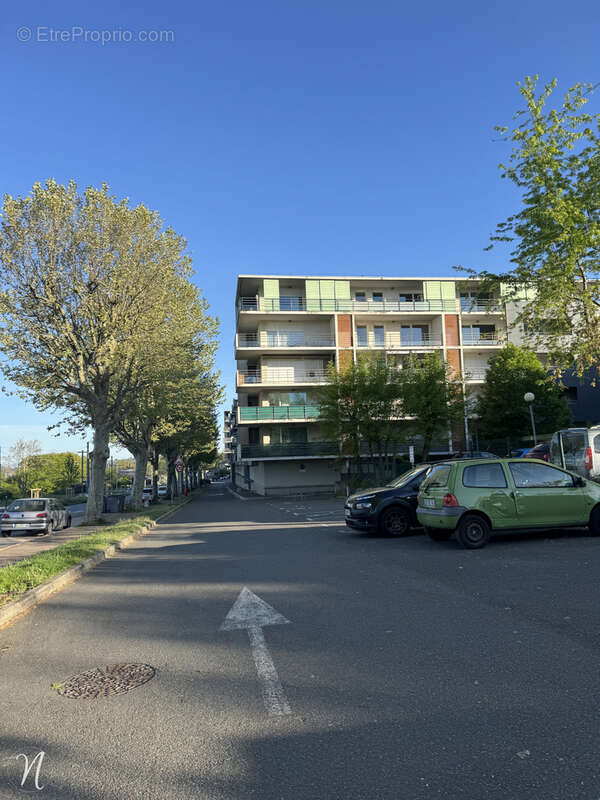 Parking à SAINT-PRIEST-EN-JAREZ
