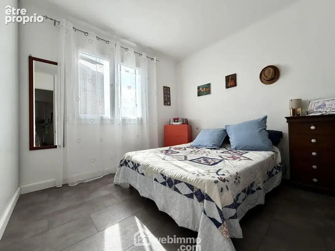 Chambre n°2 avec placard mural