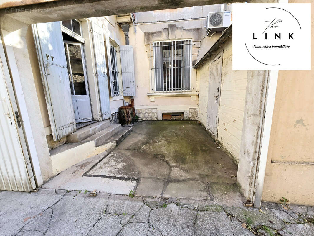 cour pour une voiture. - Maison à ARLES