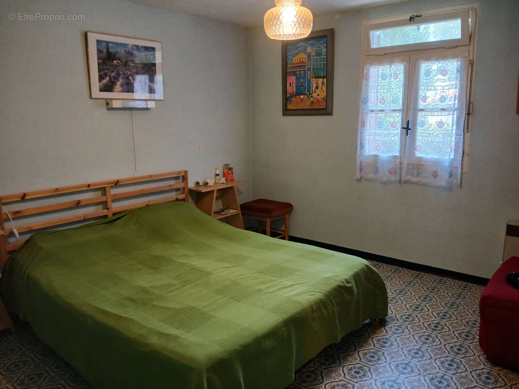 Villa sur 3 faces , 3 niveaux, 5 chambres , 2 bains, jardin , garage et parking. - photo 26