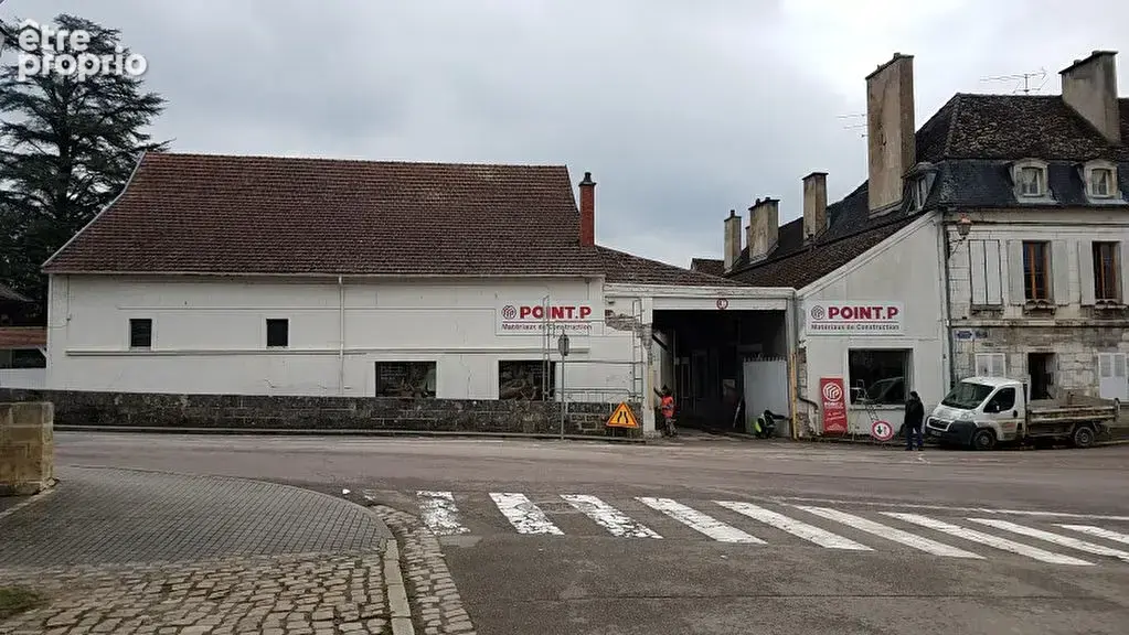 Ensemble immobilier développant 2900m² de surface de bâtiments sur une parcelle de 7850m² - photo 2