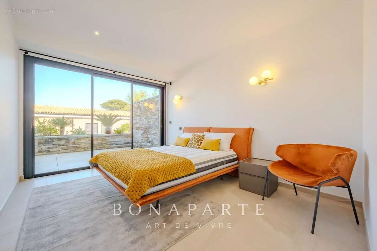 SAINT-TROPEZ GASSIN Exclusivité : Superbe villa-appartement en duplex avec vue mer exceptionnelle - photo 19