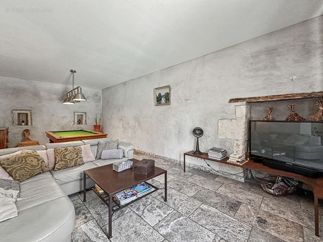 Maison de caractère avec gîte indépendant, piscine, garage et 5 000 m² à vendre à Moulès - photo 4