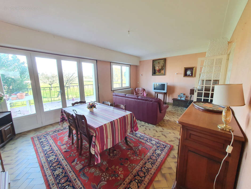 À Hagetmau, Maison d'habitation de 6 pièces - photo 2