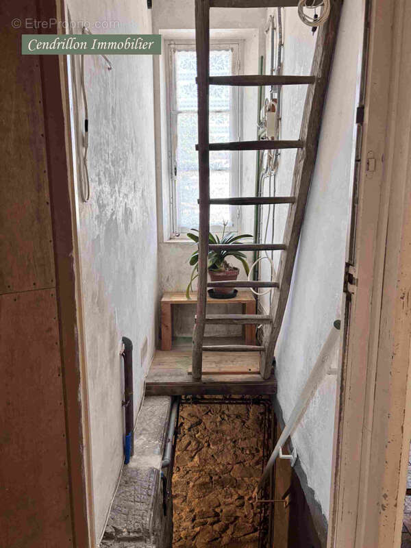 Tout petit prix ! Maison indépendante à rénover offrant un jardin, une dépendance et un emplacement privilégié - photo 16