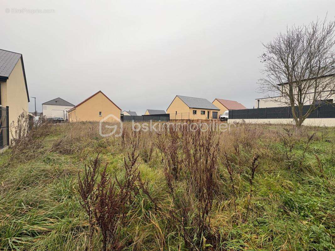 Terrain à NEUVILLE-SUR-SARTHE