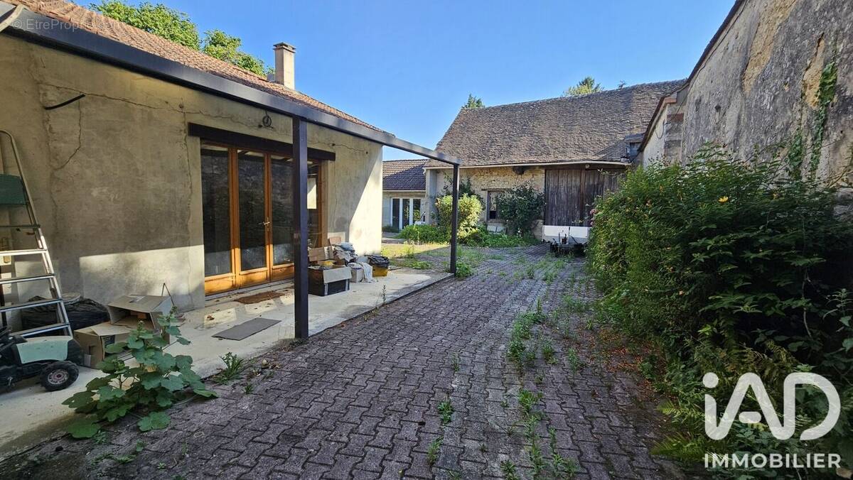 Maison 103 m² à Villeneuve-La-Guyard  - photo 1