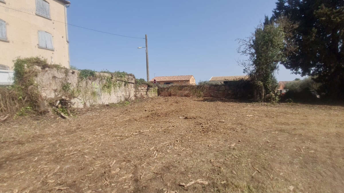 Terrain à SANILHAC-SAGRIES