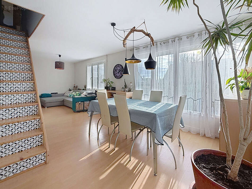 Maison à SAINT-ETIENNE-DU-ROUVRAY