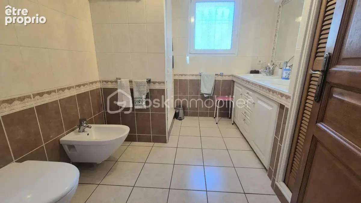 PIERREFEU - Villa de 128 m² - Parcelle 1000 m² - 4 chambres - Garage - Piscine - photo 11