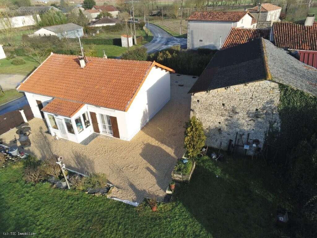 Maison à AIGRE