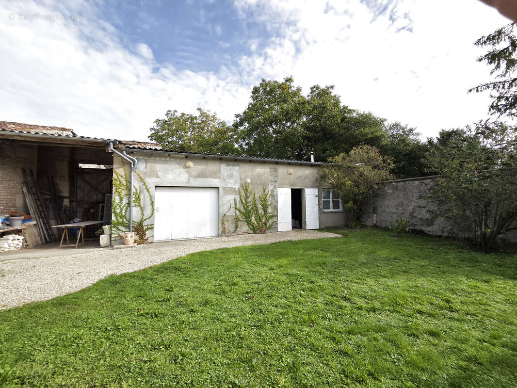 Maison à TRIAC-LAUTRAIT