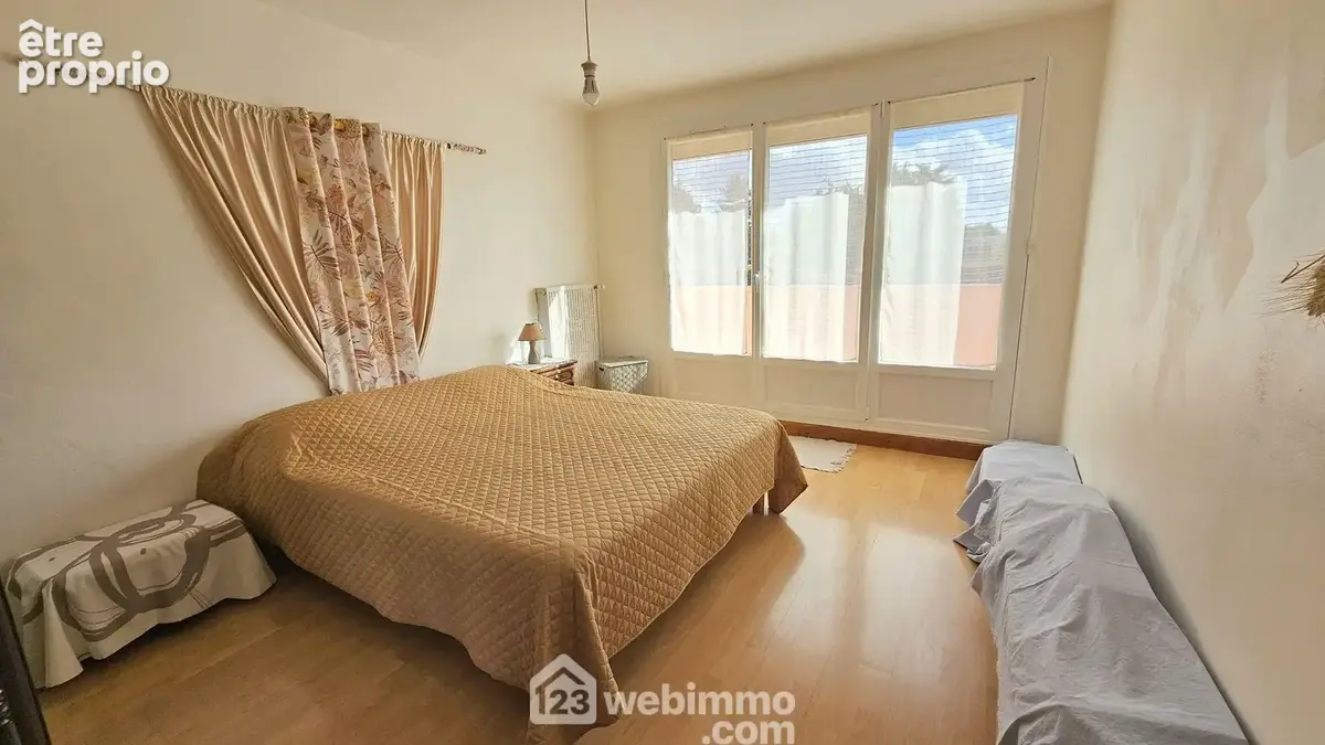 Une chambre de 14 m² toute parquetée.