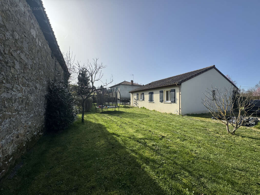 Maison à SAINT-MARTIN-DE-JUSSAC