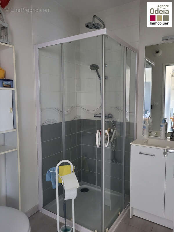 Andernos les Bains - Agence Odeïa Immobilier - Salle d&#039;eau avec wc - Appartement à ANDERNOS-LES-BAINS