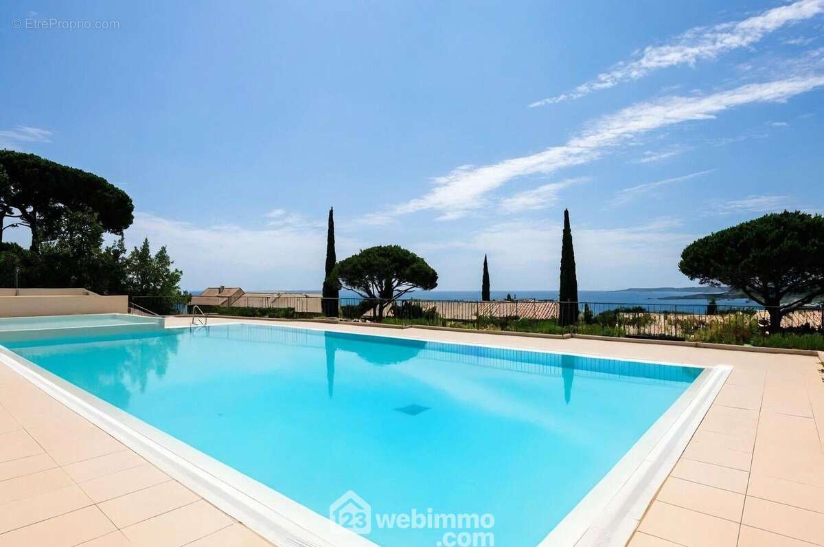 Piscine de la résidence, un espace privilégié pour se détendre et profiter des belles journées ensoleillées. - Appartement à SAINTE-MAXIME