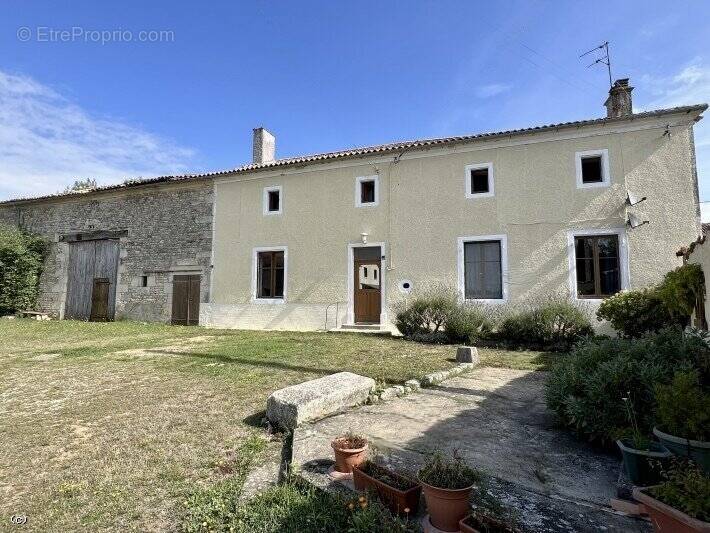 Maison à PIOUSSAY