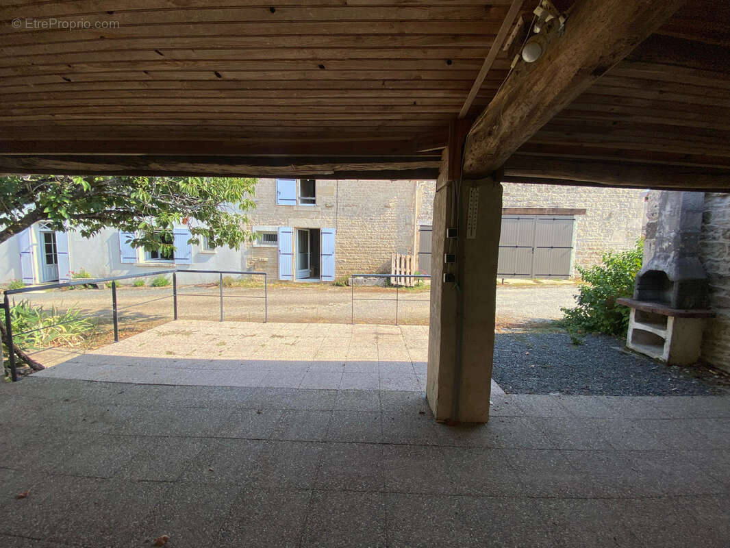 Maison en pierres, jardin, garage, préau, dépendances. - photo 3