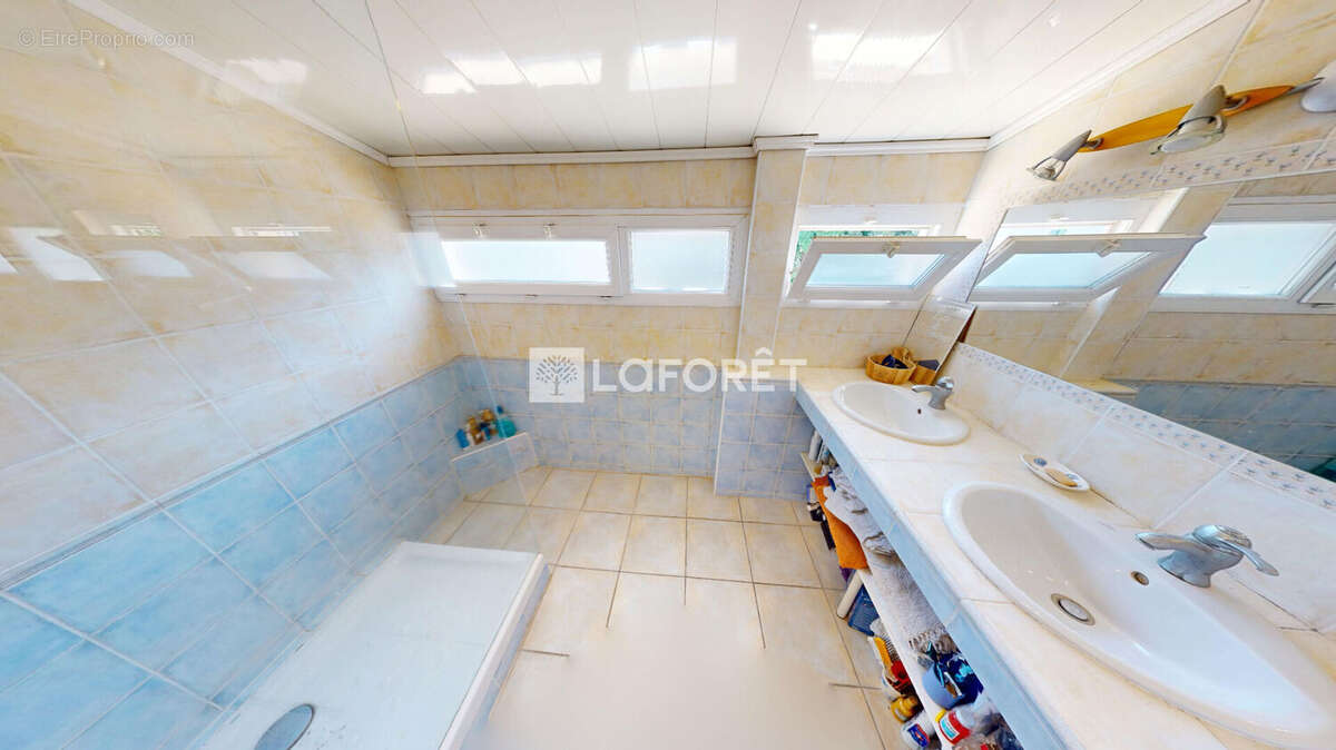 Appartement à LA FARE-LES-OLIVIERS