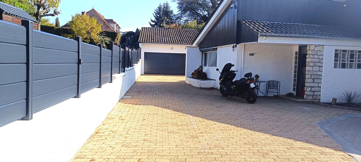 Maison à CREUZIER-LE-VIEUX