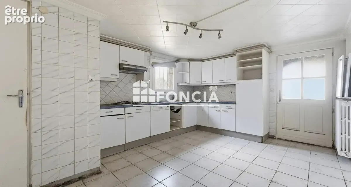 À VENDRE  À MANDELIEU – Grande maison familiale sur 3 niveaux – Environ 300 m² – Jardin  et Parking en centre-ville de Mandelieu - photo 8
