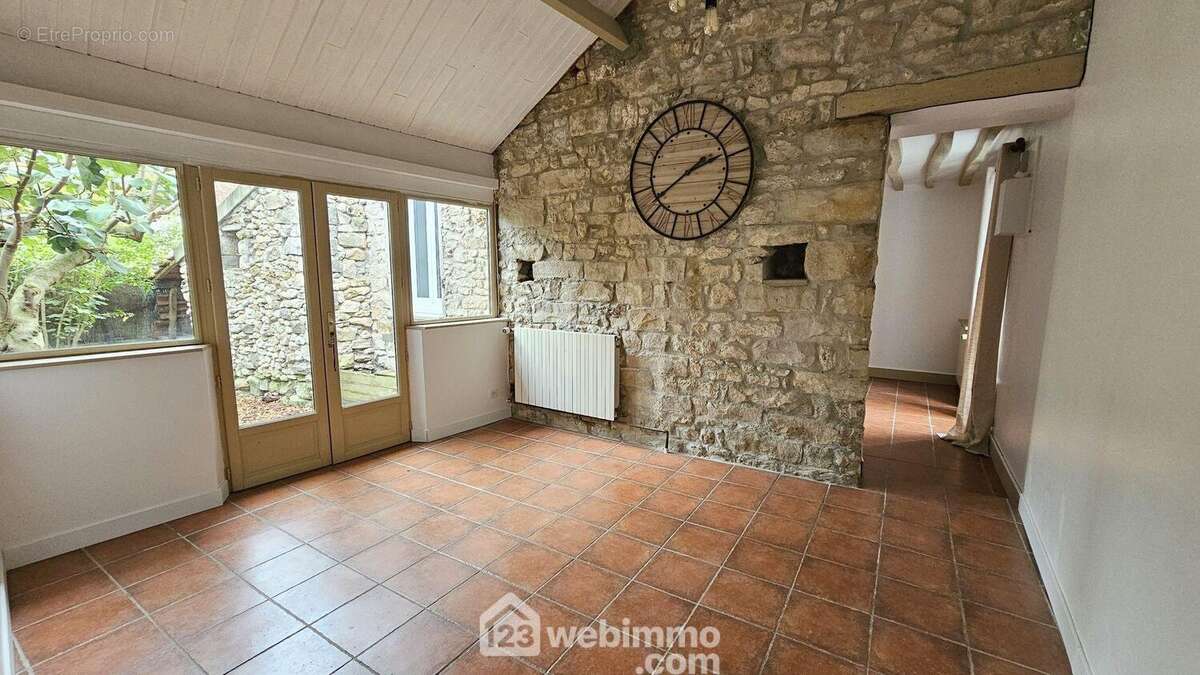Une salle à manger de 16 m² avec un accès sur la terrasse. - Maison à DANNEMOIS
