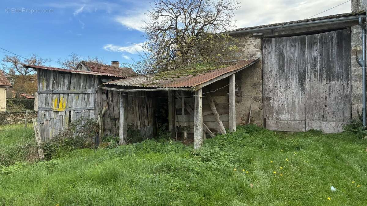 Petite maison de hameau avec une grange et un terrain - photo 14