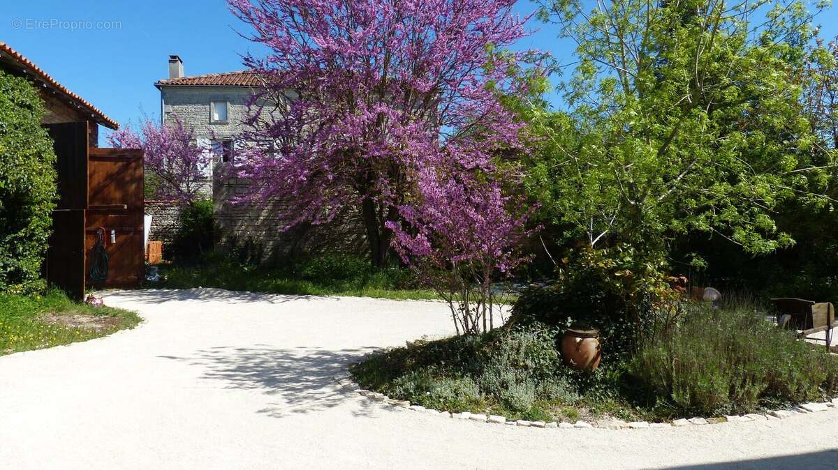 Maison à COURCOME