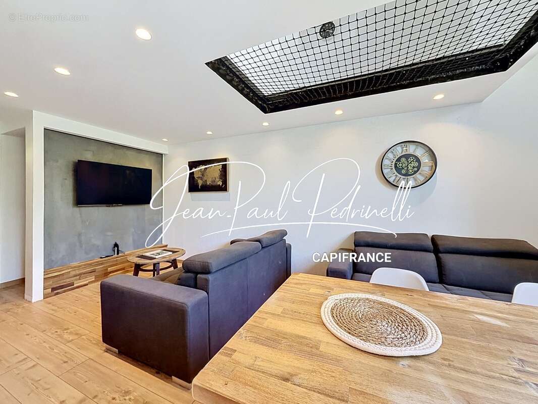SAINT-RAPHAËL, Duplex 3 pièces 59 m² total,  meublé et équipé,  parking privatif et climatisation - DPE C - photo 8
