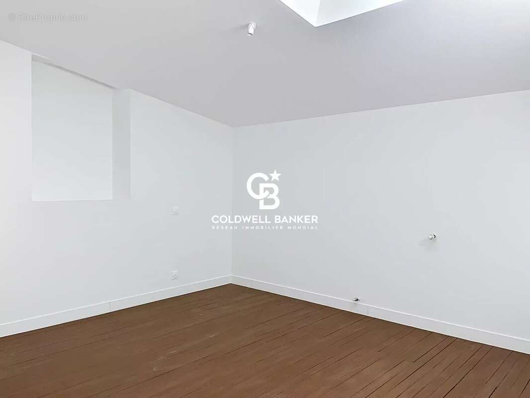 À deux pas du Vieux-Port, un appartement rénové aux volumes généreux - photo 7