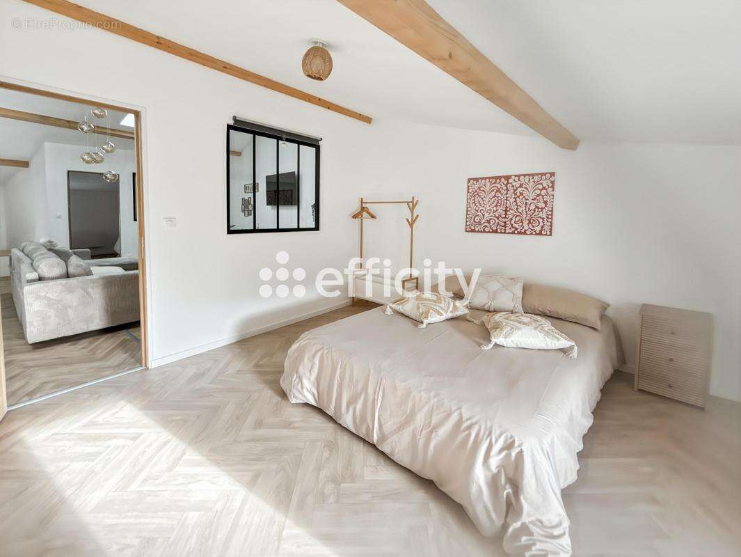 Appartement à SAINT-JEAN-D'ANGELY