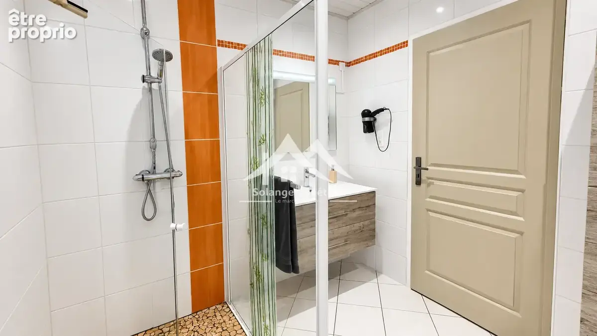 Villa familiale de plain pied avec piscine, dépendances et vaste espace de vie - photo 12