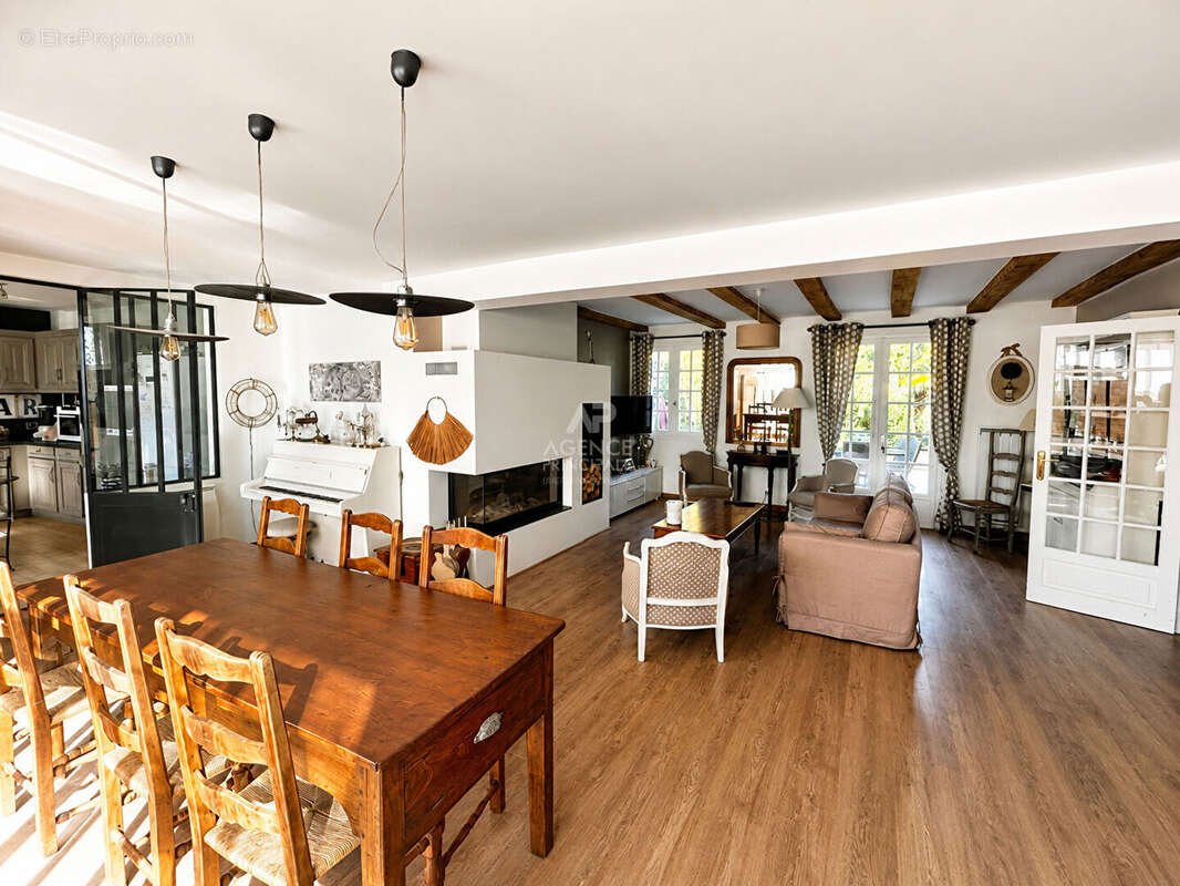 Maison  TRIEL-SUR-SEINE 6 pièce(s) 121 m² - photo 2
