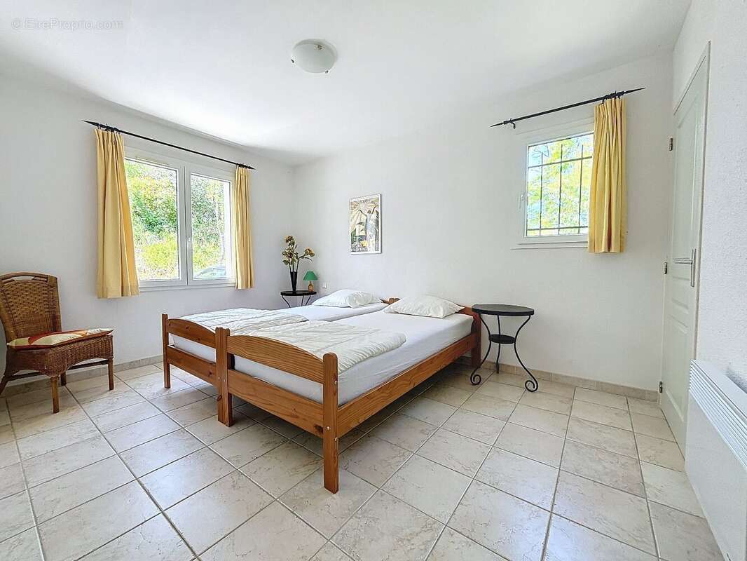 Maison à MONTOULIERS