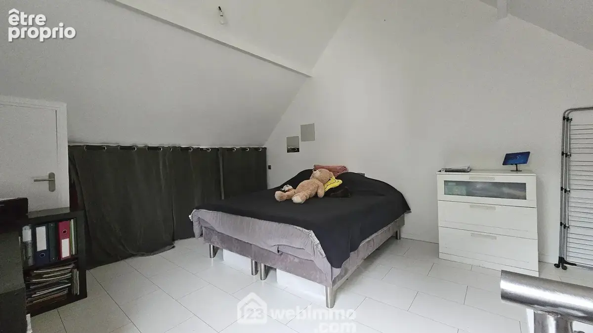 A l'étage une pièce de vie pouvant servir de séjour ou de seconde chambre.