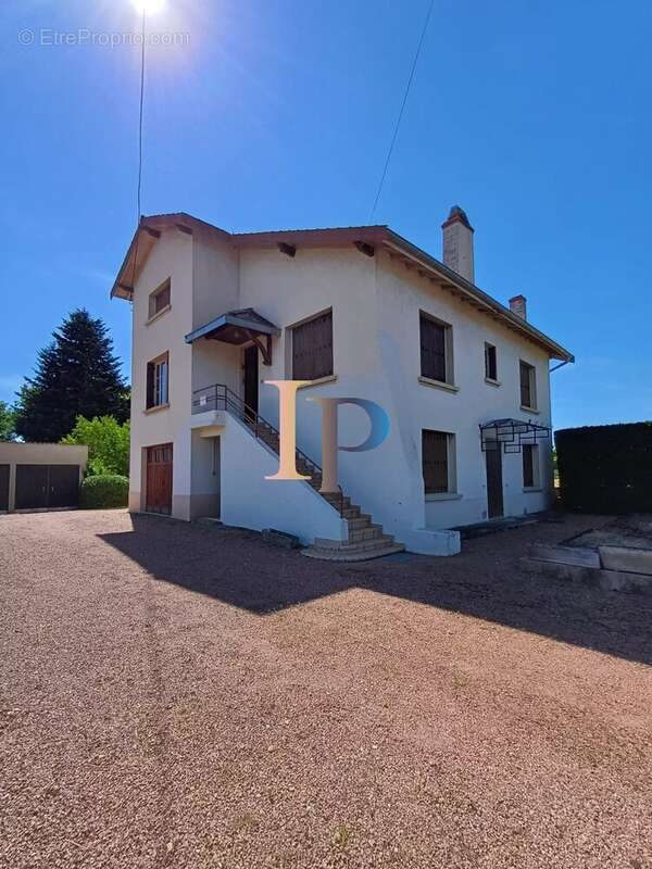 Maison à POUILLY-SOUS-CHARLIEU