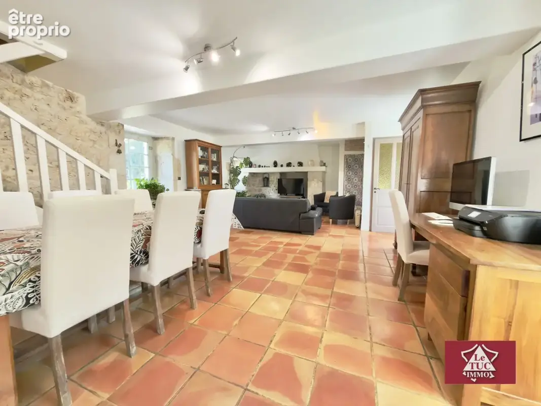 Maison en pierre avec garage, piscine et jardin. - photo 12