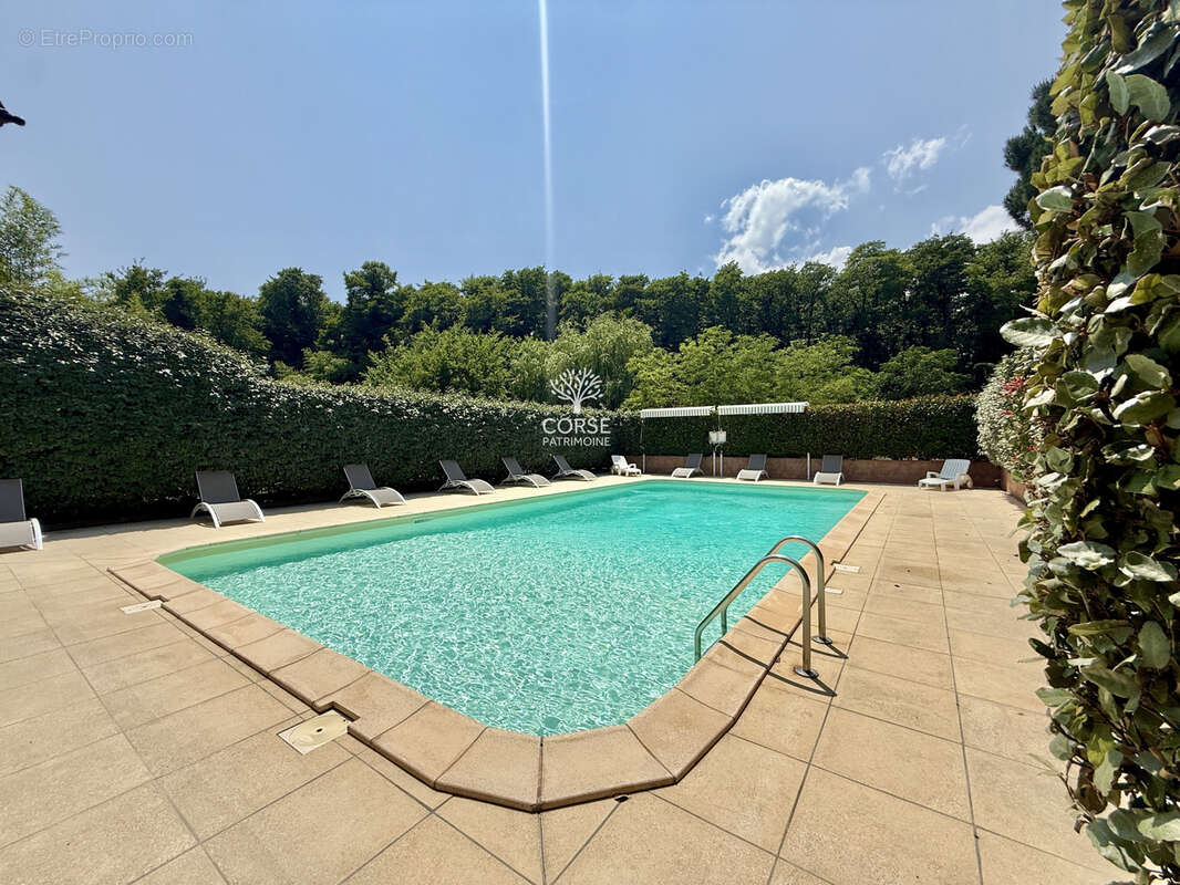 Résidence intimiste avec piscine sur un vaste terrain arboré - photo 23