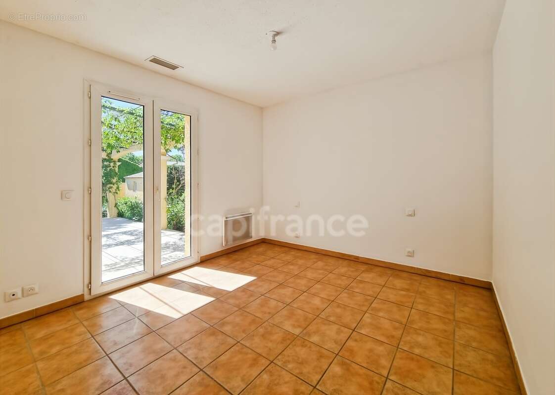 Villa de plain-pied de 156m² avec 6 pièces + une dépendance - Terrain arboré de 1400m² avec Piscine - (34160) - photo 14