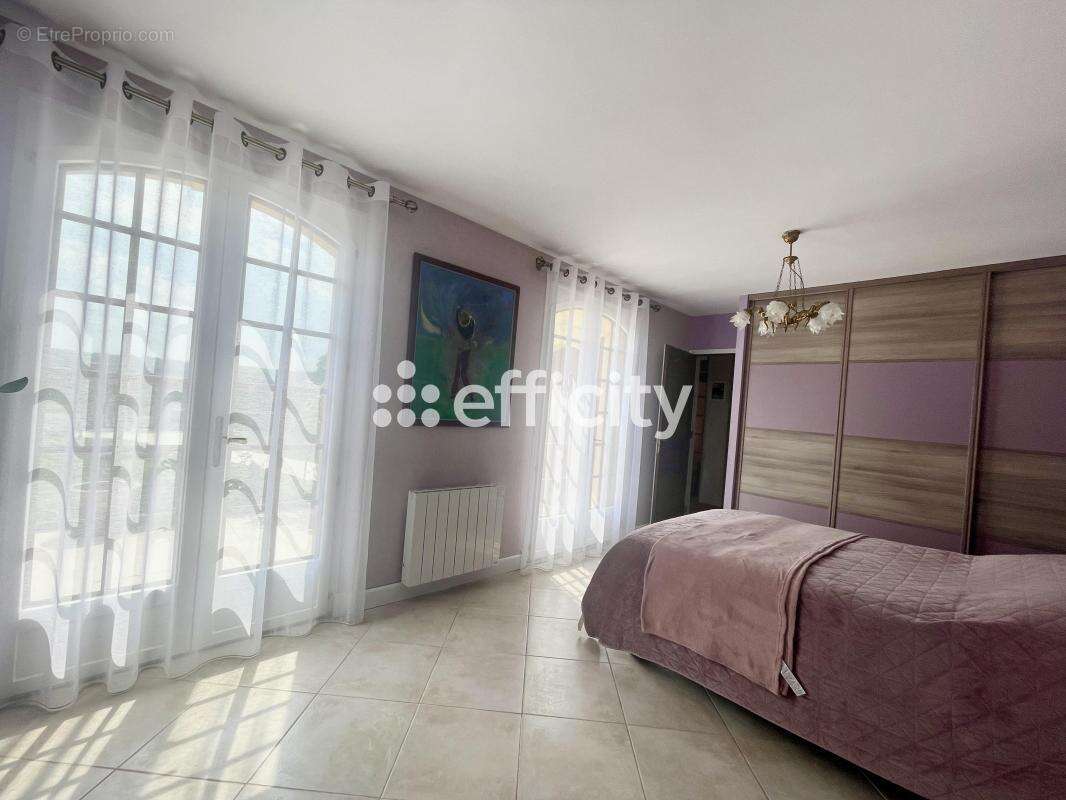 Maison à VER-SUR-LAUNETTE