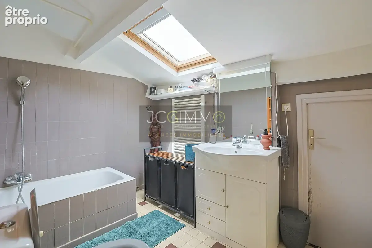 Villa de 318m2 avec deux logements indépendants et fort potentiel ! - photo 32