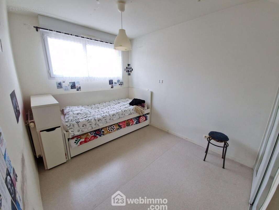 Une des 2 chambre du haut avec placard - Maison à LA ROCHE-SUR-YON